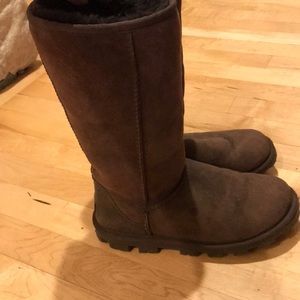 UGG Classic Tall boots in Chocolate size 6